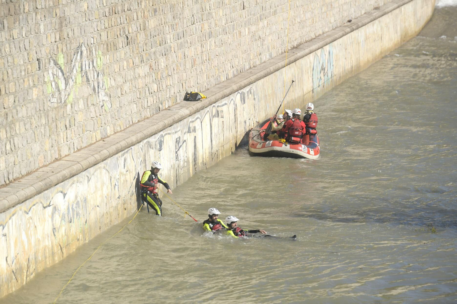 Así ha sido el simulacro de rescate en el río Genil de Granada