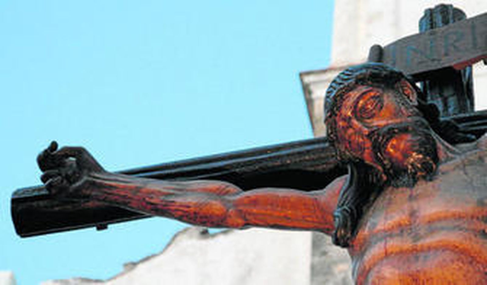 La impresionante imagen del Cristo del Consuelo avanza por las calles de Tarifa.