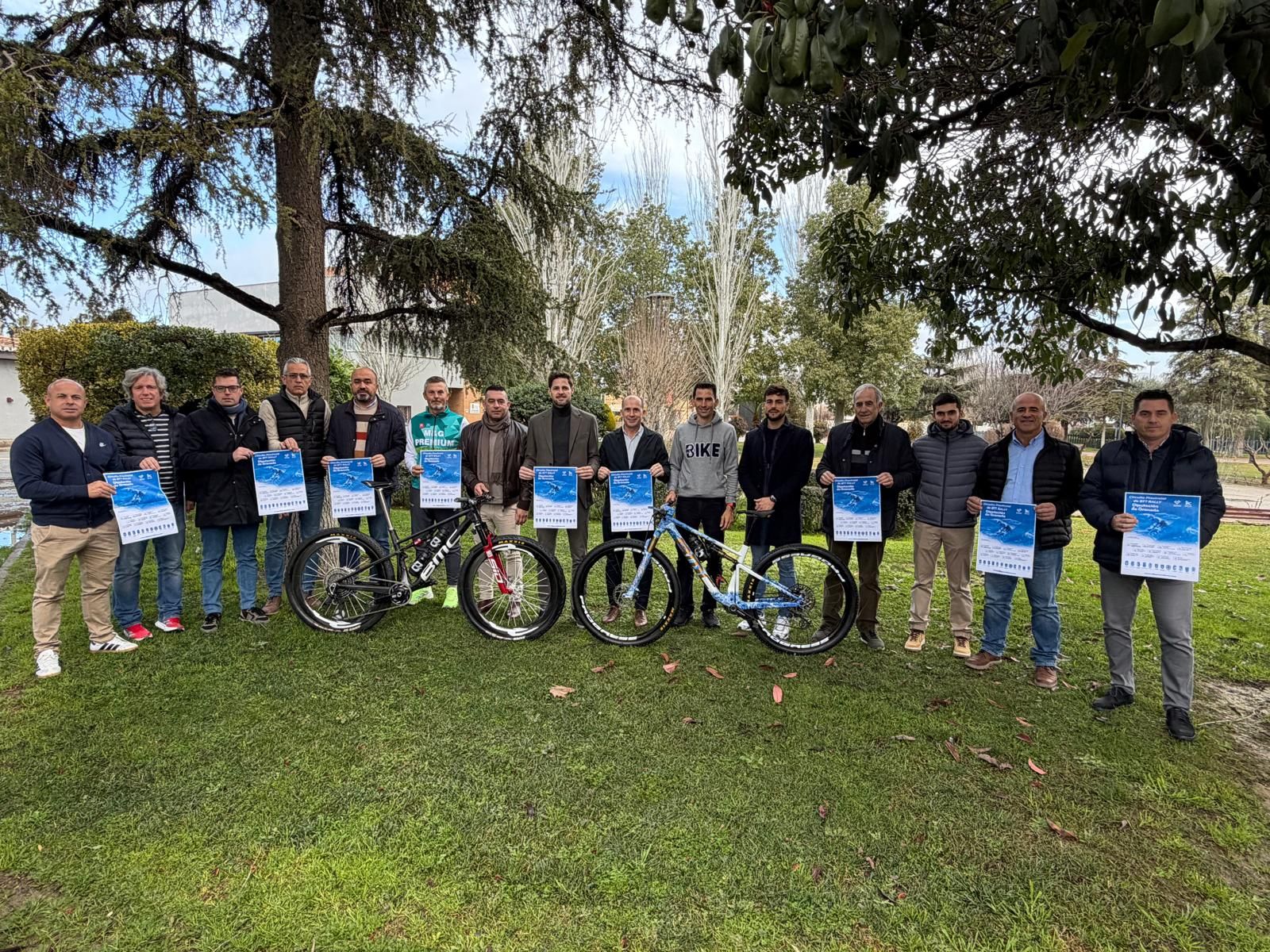 Los alcaldes de las localidades que acogerán el circuito junto al diputado de Deportes.