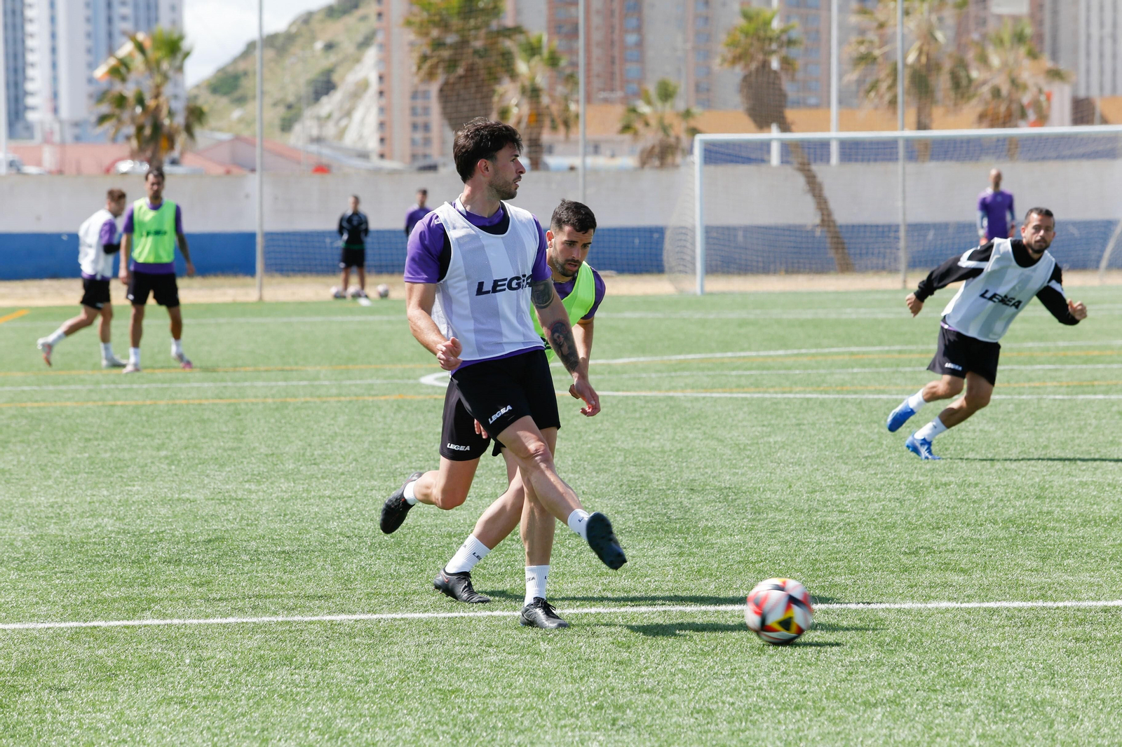 La Balona prepara sobre césped sintético el partido en Lebrija