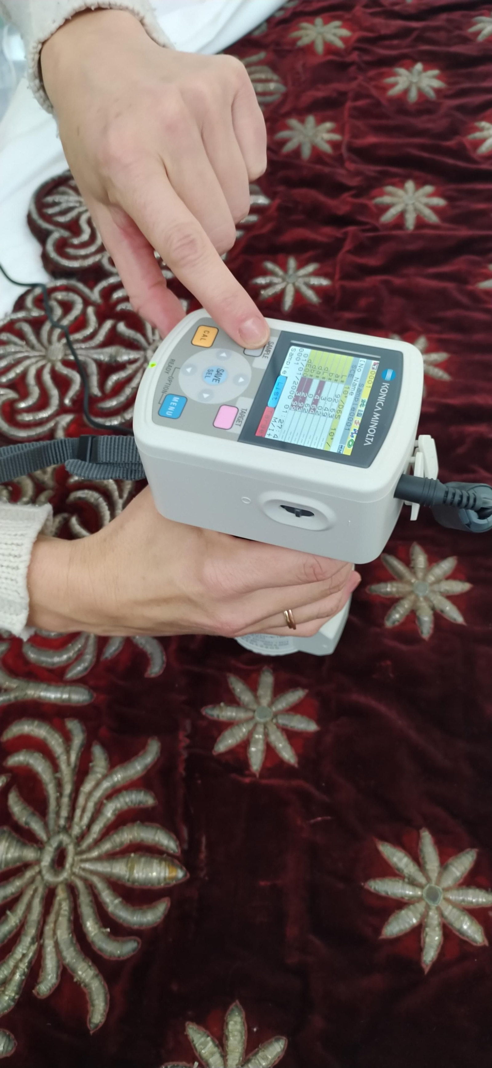 Mediciones con espectofotómetro para determinar los diferentes matices del terciopelo.