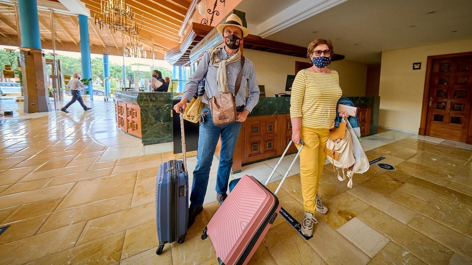 Alberto y Ángela, procedentes de Gibraltar, a su llegada al Barrosa Palace de Chiclana.