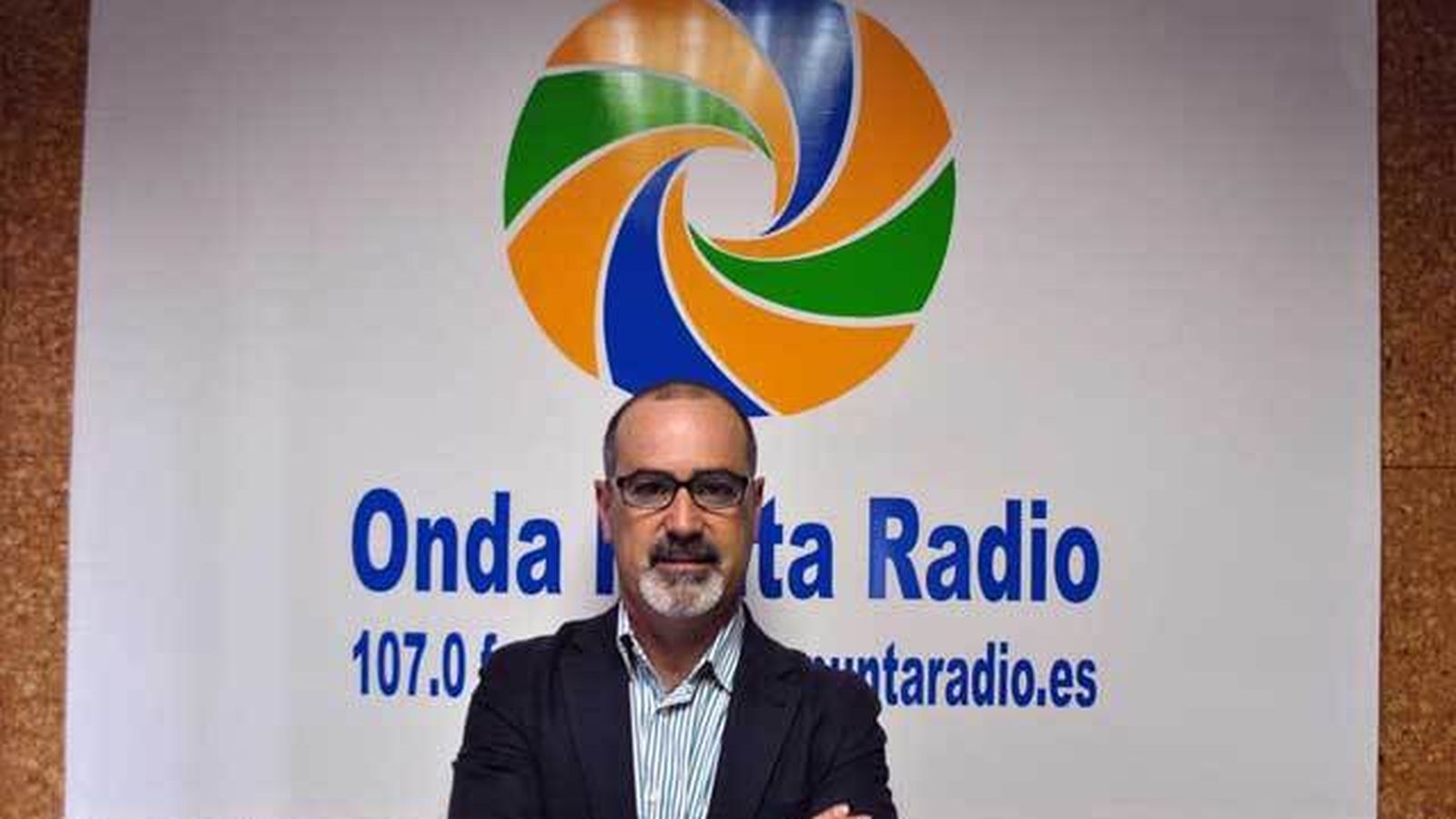 Paco García Crespo en la sede de Onda Punta Radio.