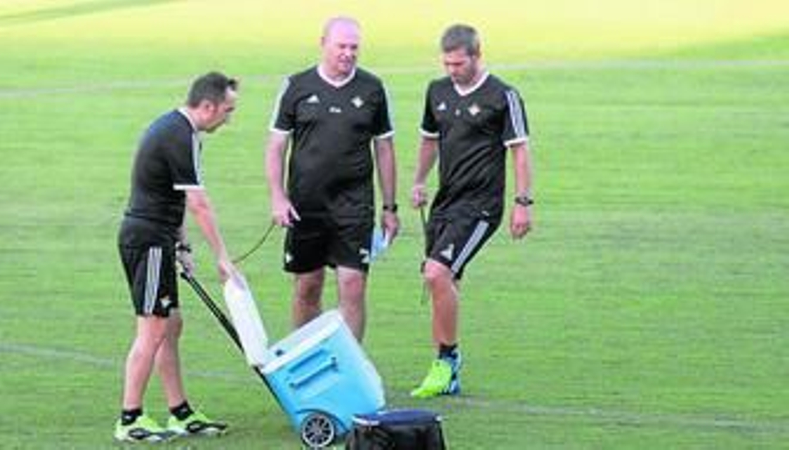 Pepe Mel, entre José María Montiel y David Gómez, en el entrenamiento de ayer.