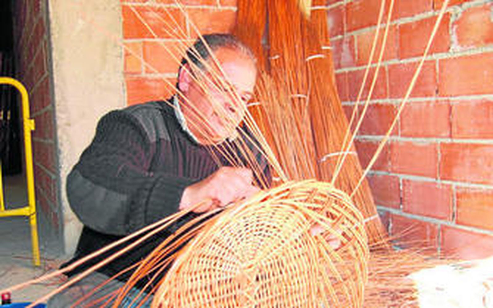En Lanjarón apenas quedan unos pocos artesanos de una misma familia.
