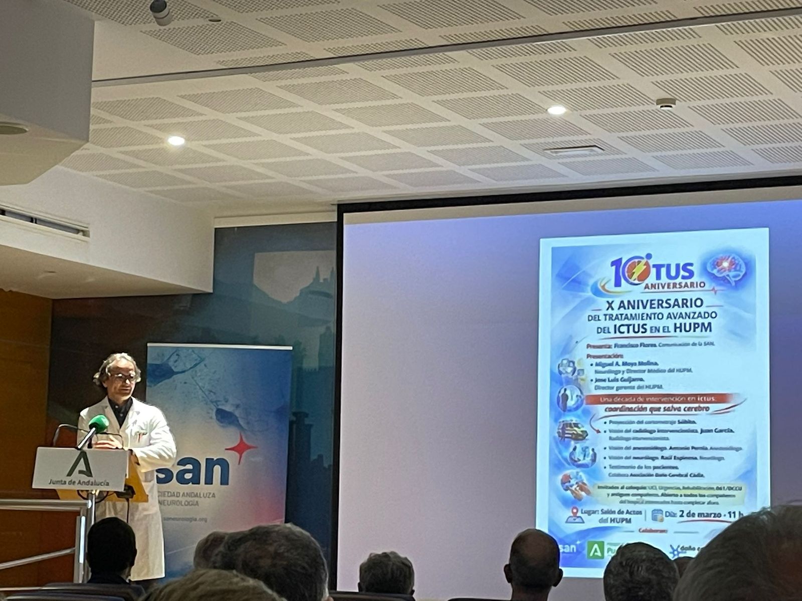 El neurólogo Raúl Espinosa durante su intervención en las jornadas.