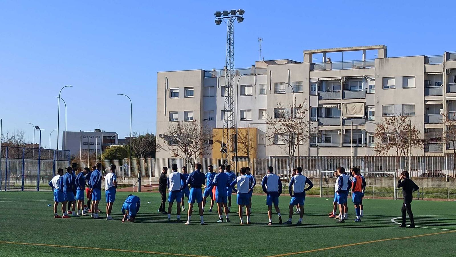 Los jugadores escuchan las instrucciones del técnico en el entrenamiento de La Granja.