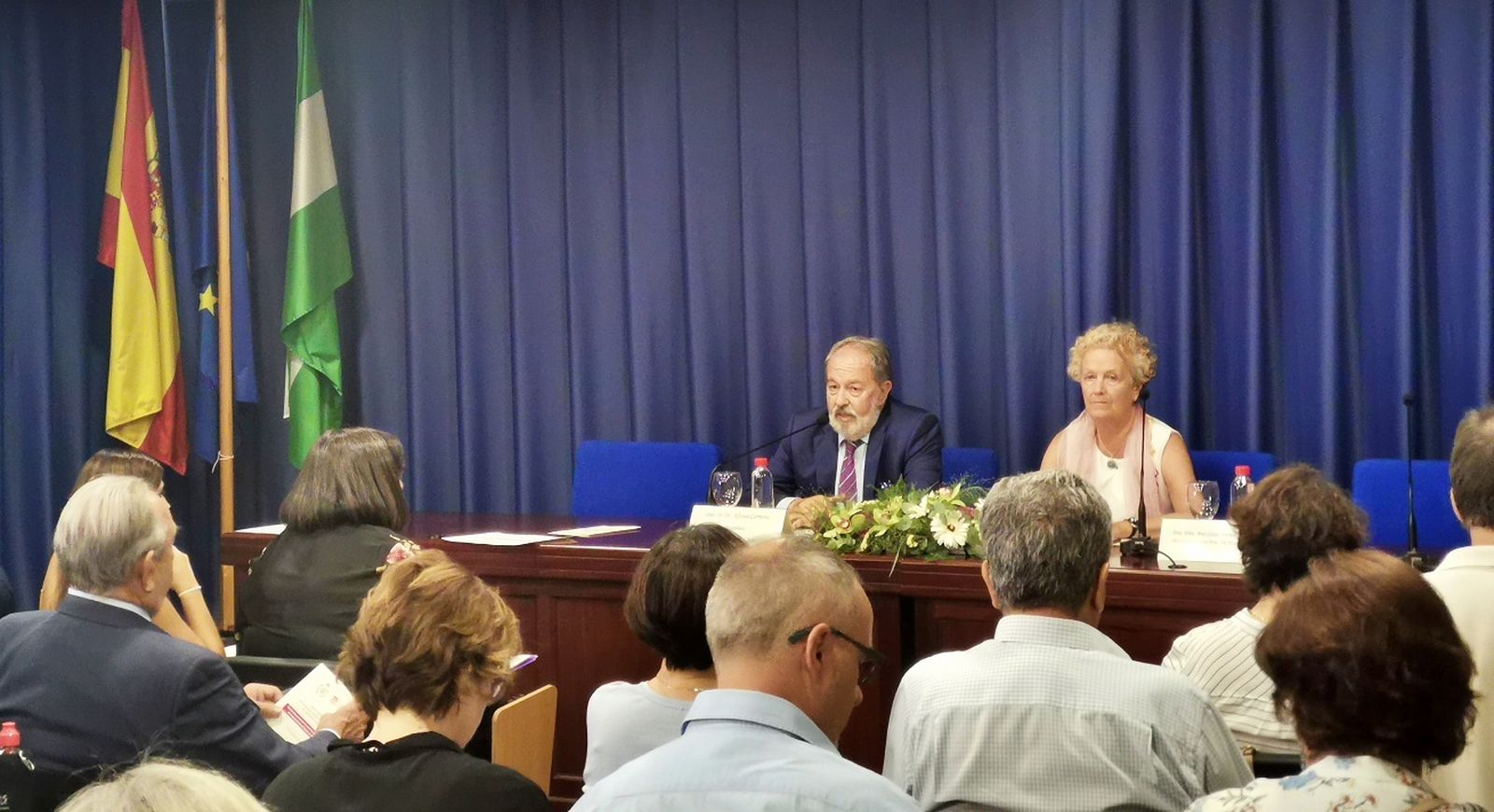 El doctor Alfonso Carmona, presidente del Colegio de Médicos de Sevilla, y Ana Casas, de Actitud Frente al Cáncer.