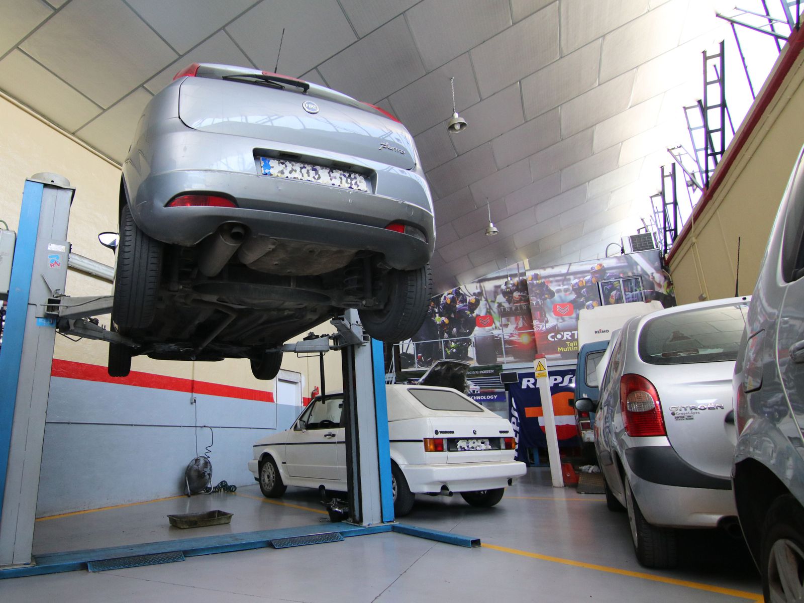 Vehículos durante una revisión en un taller de Córdoba.