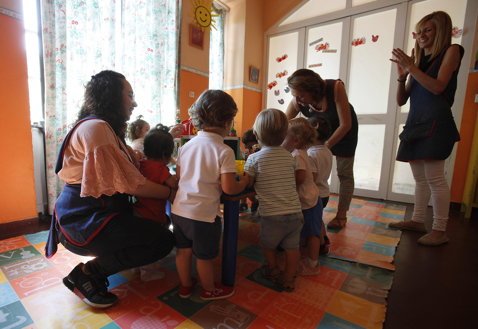 Las trabajadoras del Trébol atienden a los niños en una de las aulas.