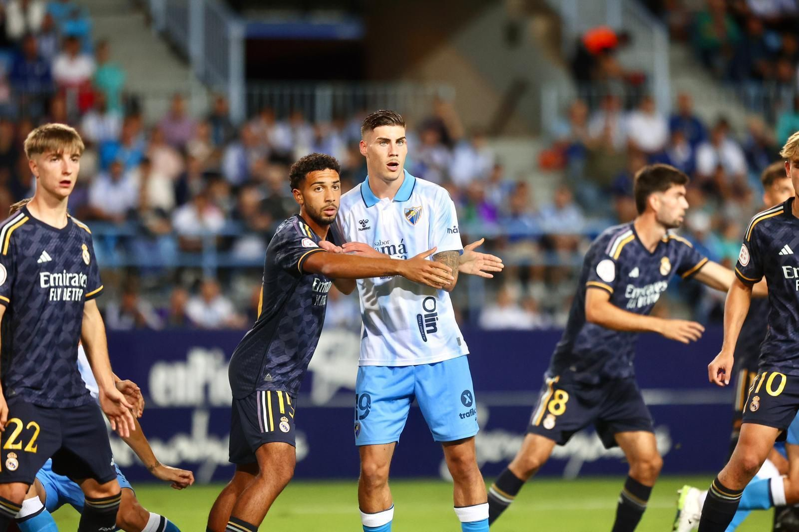 Roberto pelea en un córner