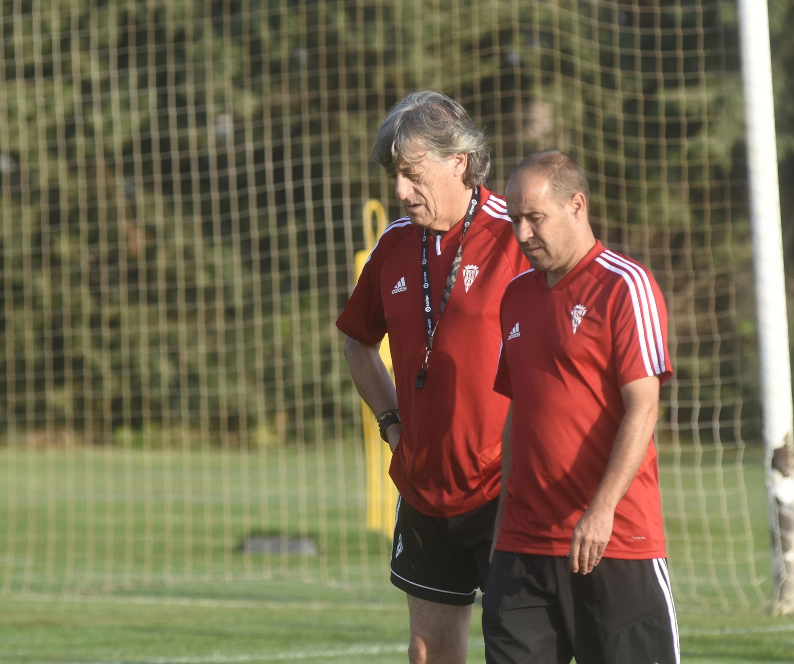 Enrique Martín, pensativo junto a su segundo, Alfredo Sánchez, durante un entrenamiento.
