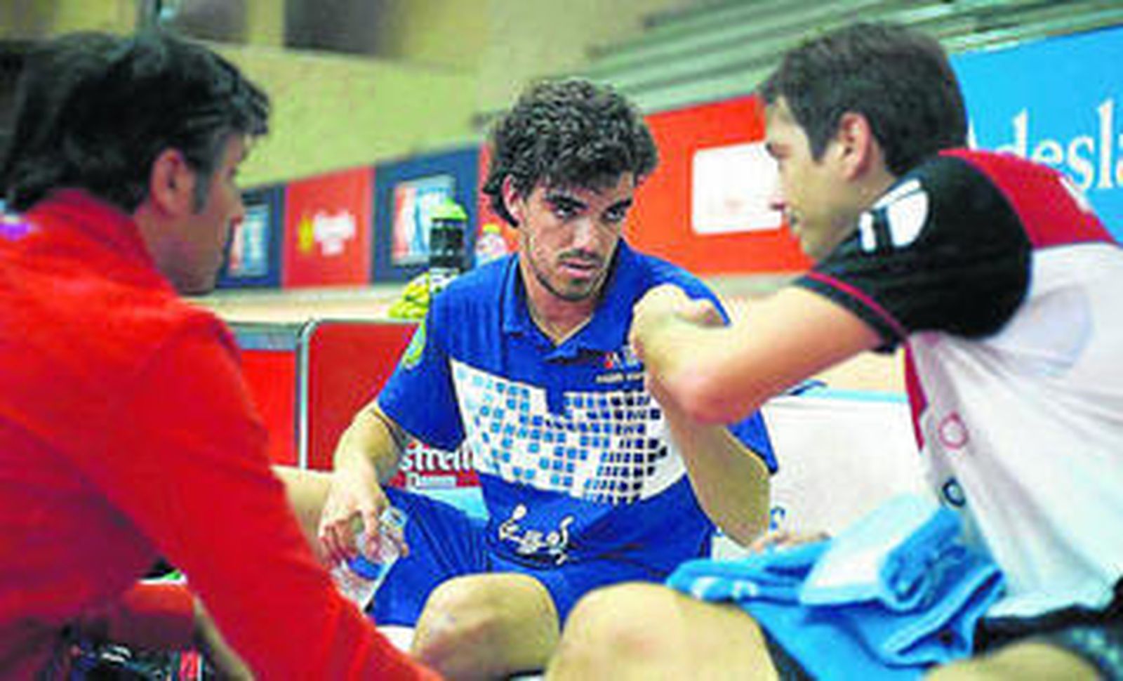 El portuense Juan Lebrón choca el puño con su compañero en un momento complicado del partido que abrió ayer la jornada en Bahía Sur.