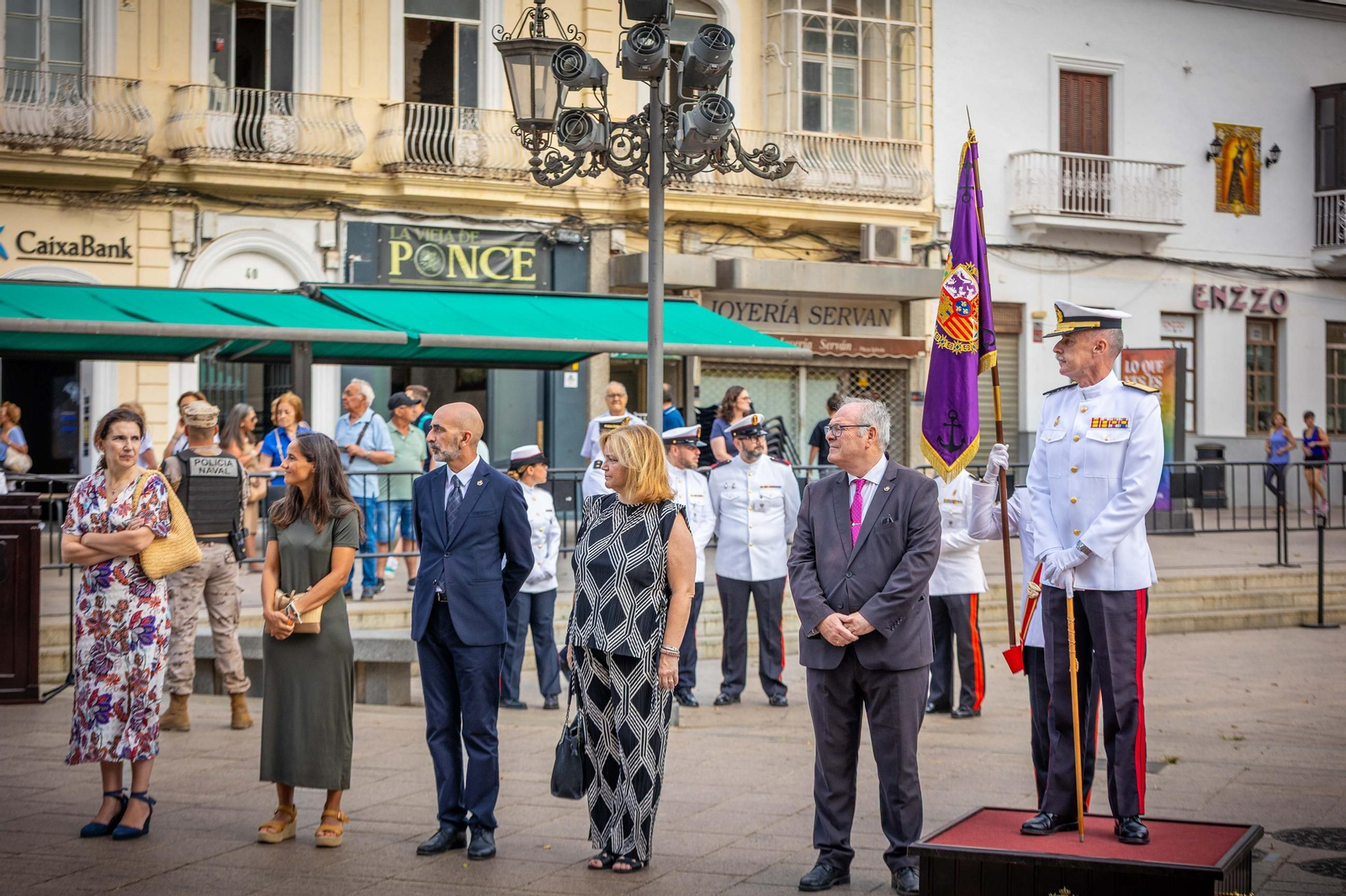 Solemne izado de la bandera en el centro de San Fernando, en imágenes
