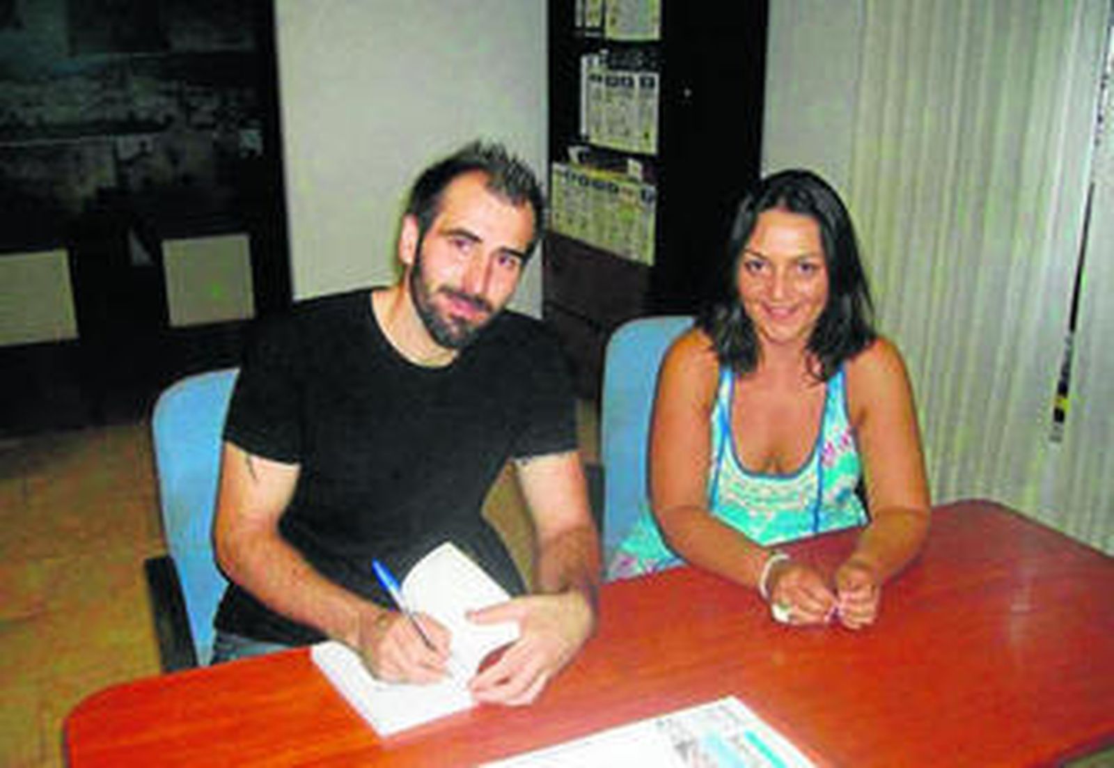 El autor de la novela, Fernando Cabrera, junto a la concejal de Cultura, Concepción Pérez.