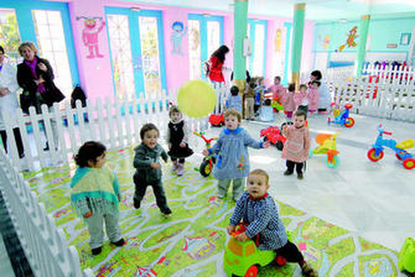 Niños escolarizados en una guardería de la capital, en el barrio de Almanjáyar.