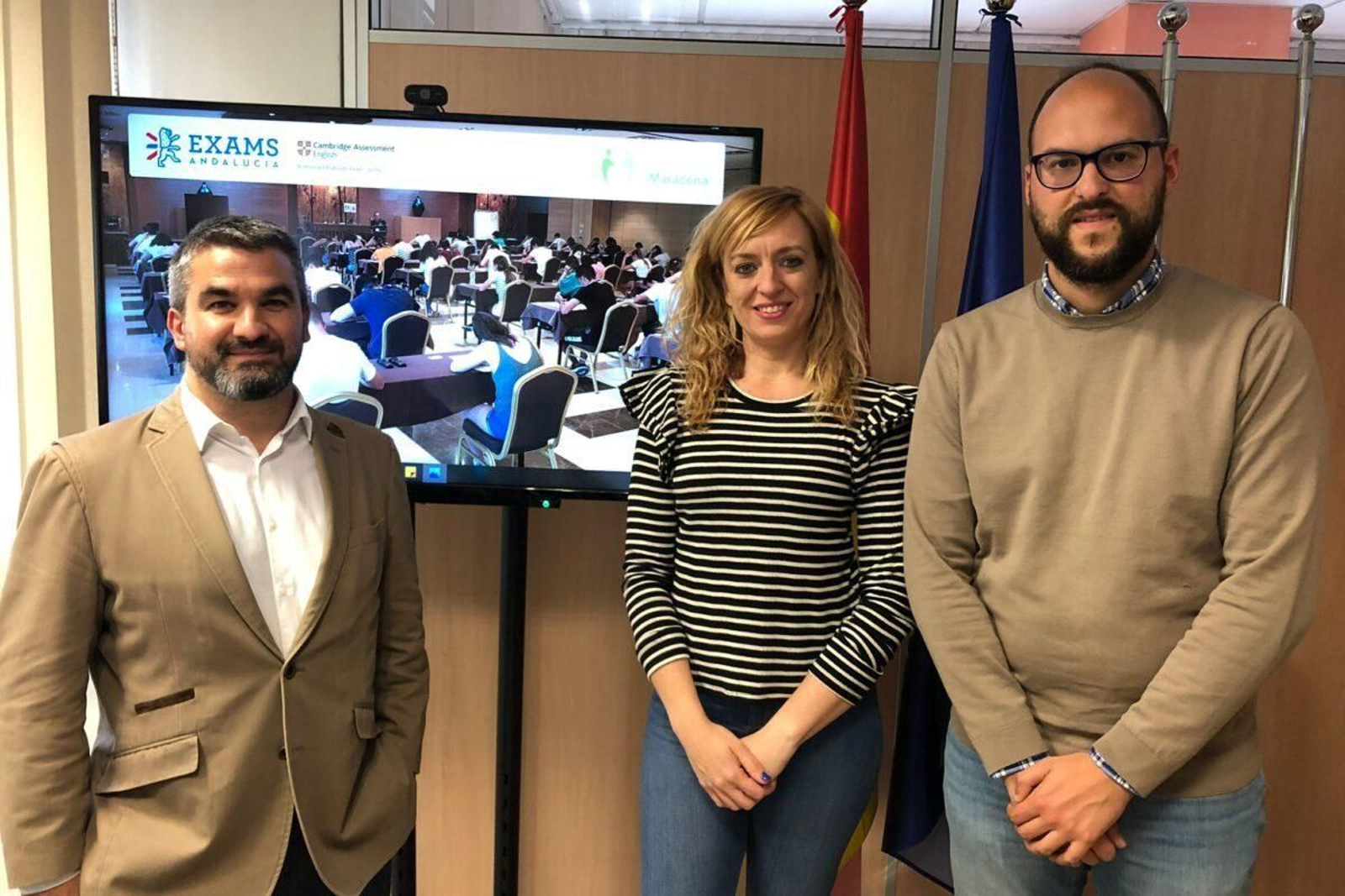 De izquierda a derecha: Abel Barranco, director de Márketing de Exams Andalucía, Berta Linares, teniente alcalde de Maracena, y Francisco J. Pérez, concejal de Educación