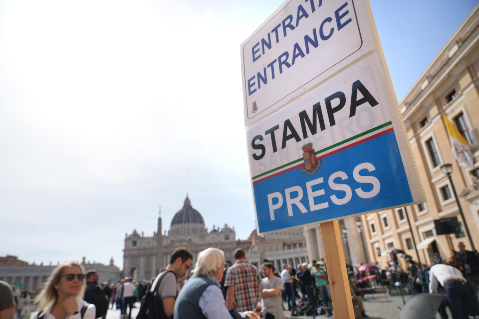 Fotos del ambiente en Roma tras la muerte del papa Francisco