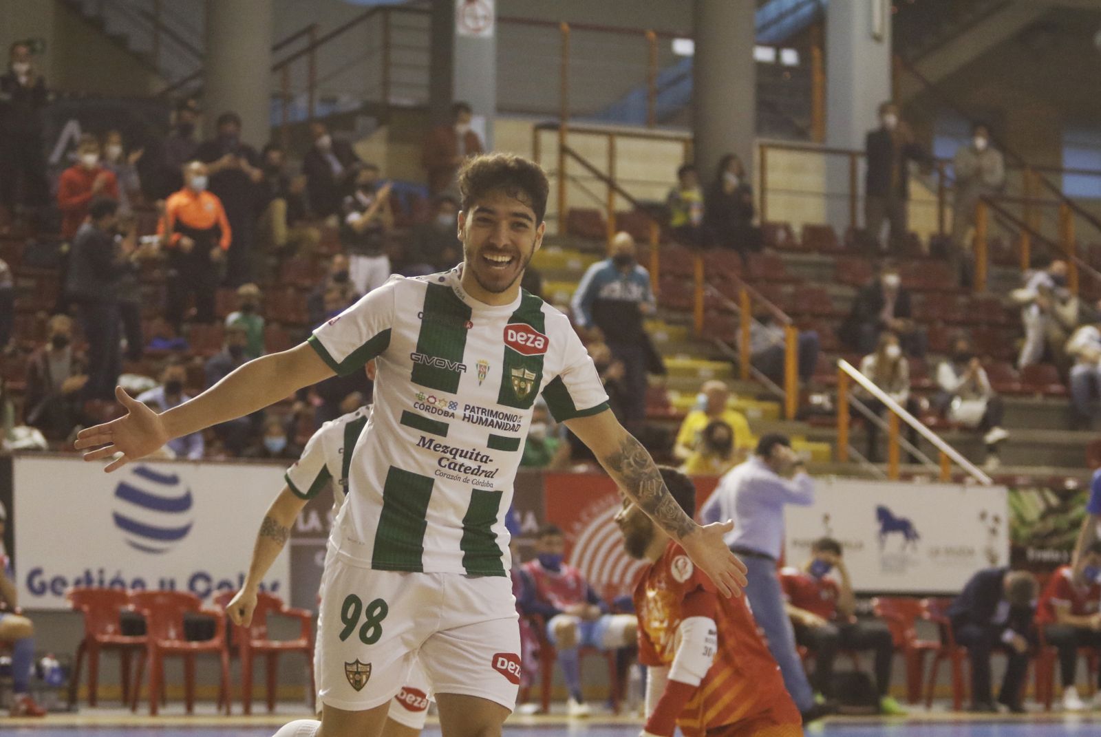 Lucas Perin celebra el 1-0 ante Molina.