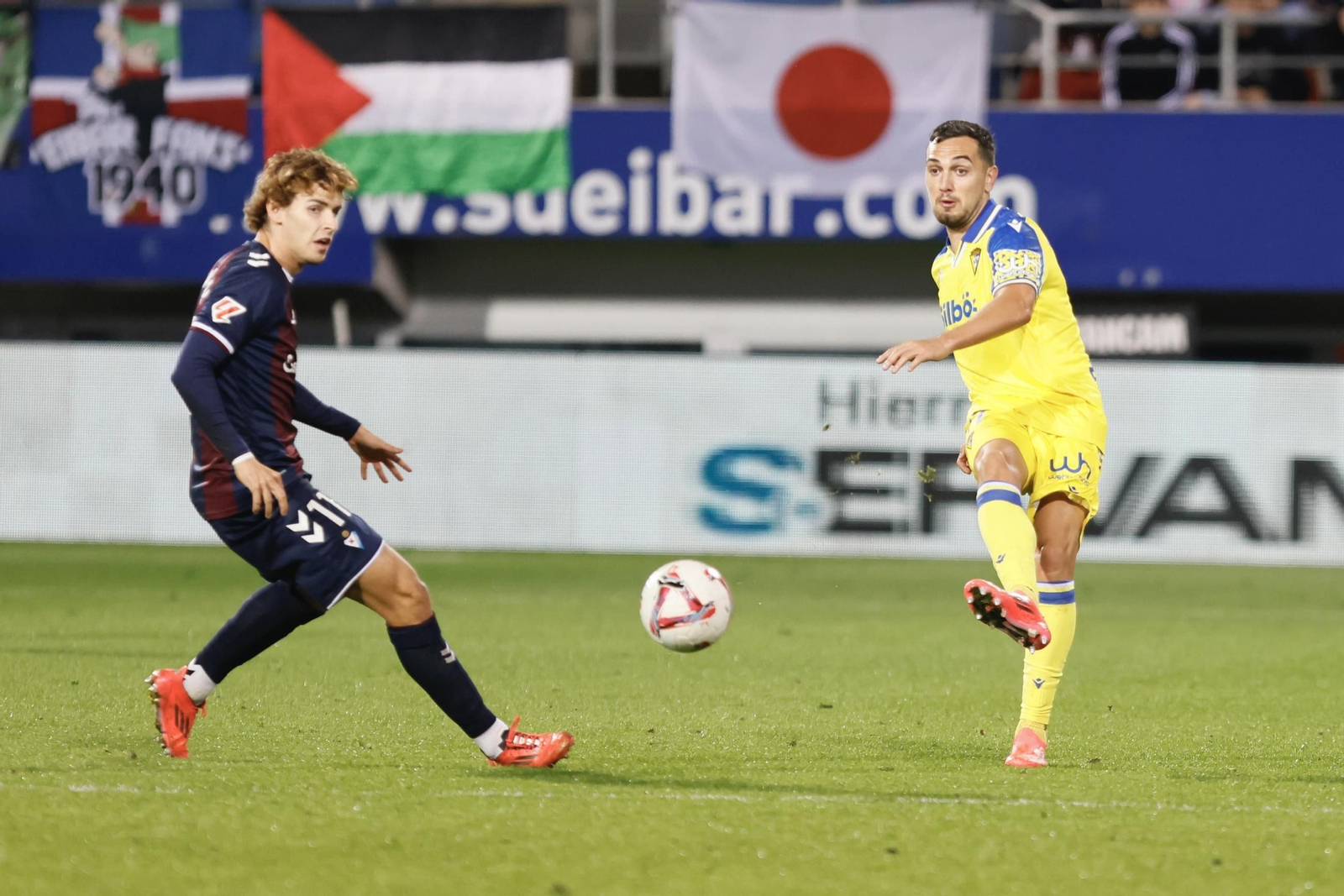 Las imágenes del partido de fútbol Éibar - Cádiz