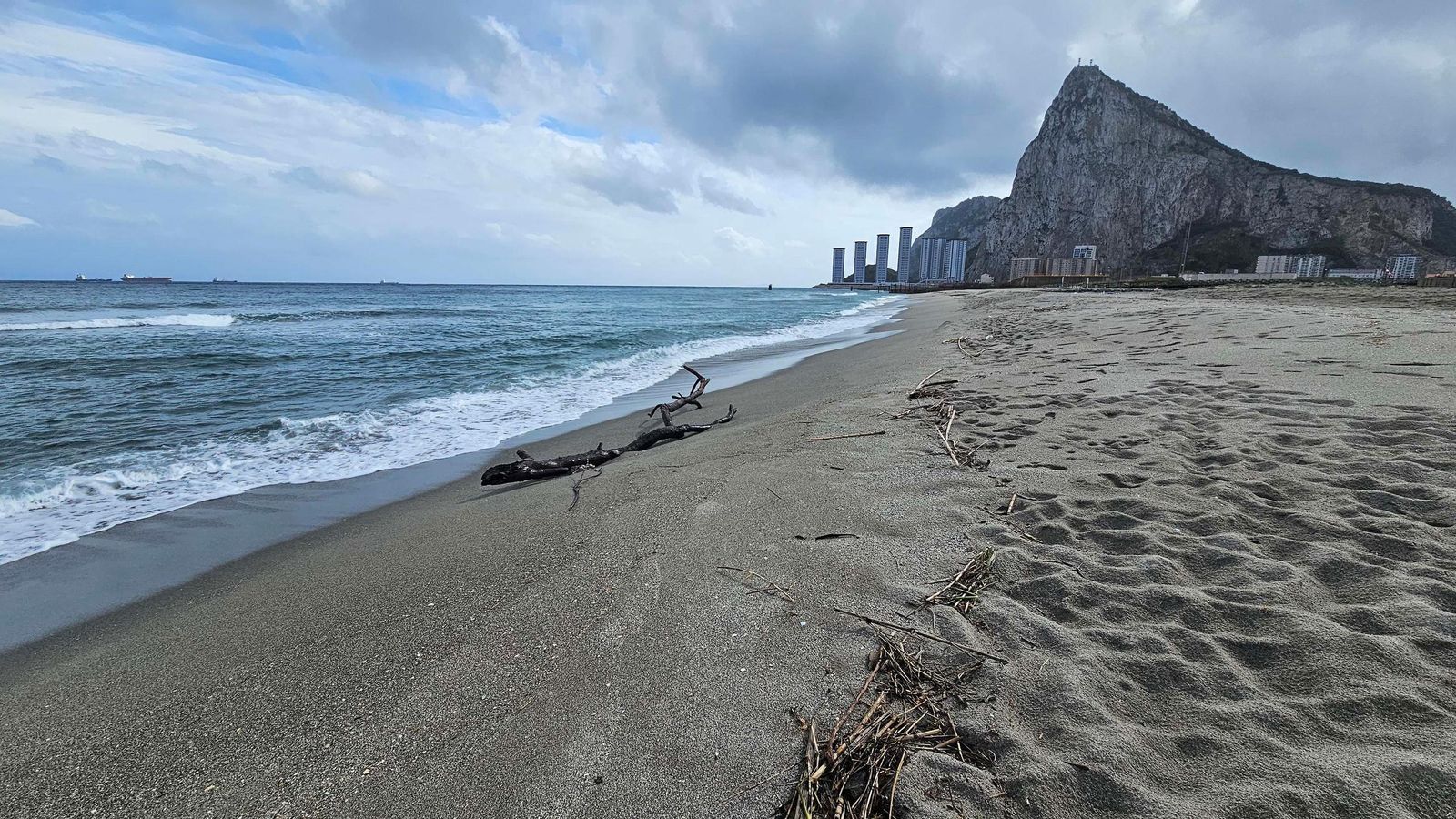 La playa de levante de La Línea, con el Peñón al fondo.