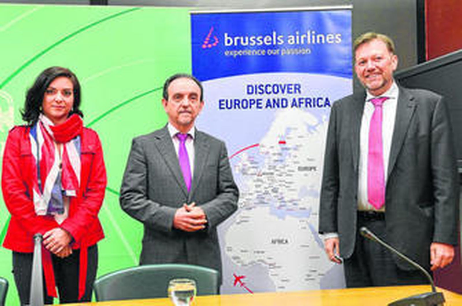 La delegada Granada Santos, el consejero Rafael Rodríguez y el delegado de Brussels Airlines, Alfonso Rodríguez.