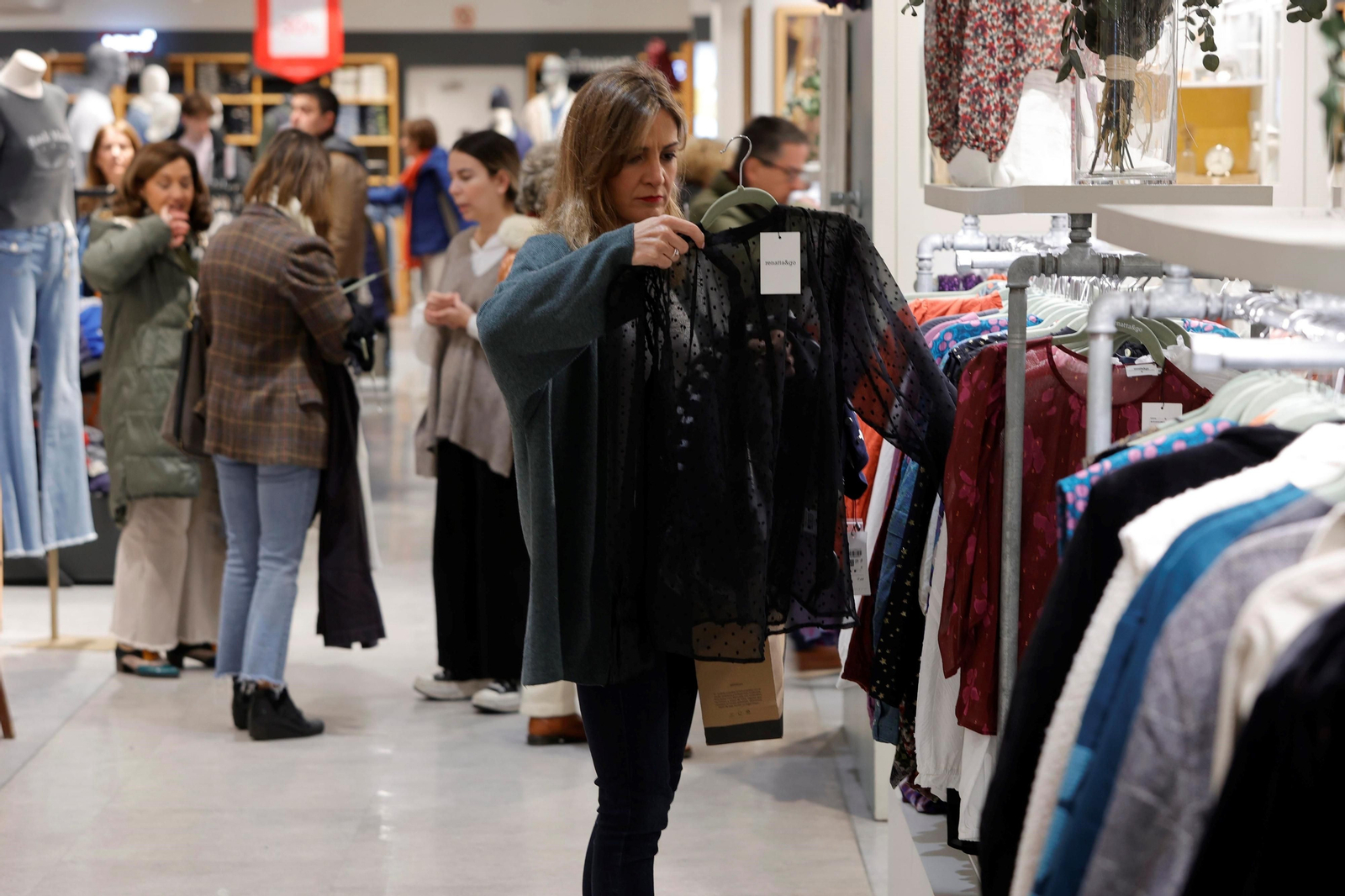 Las rebajas de enero en Sevilla, en imágenes