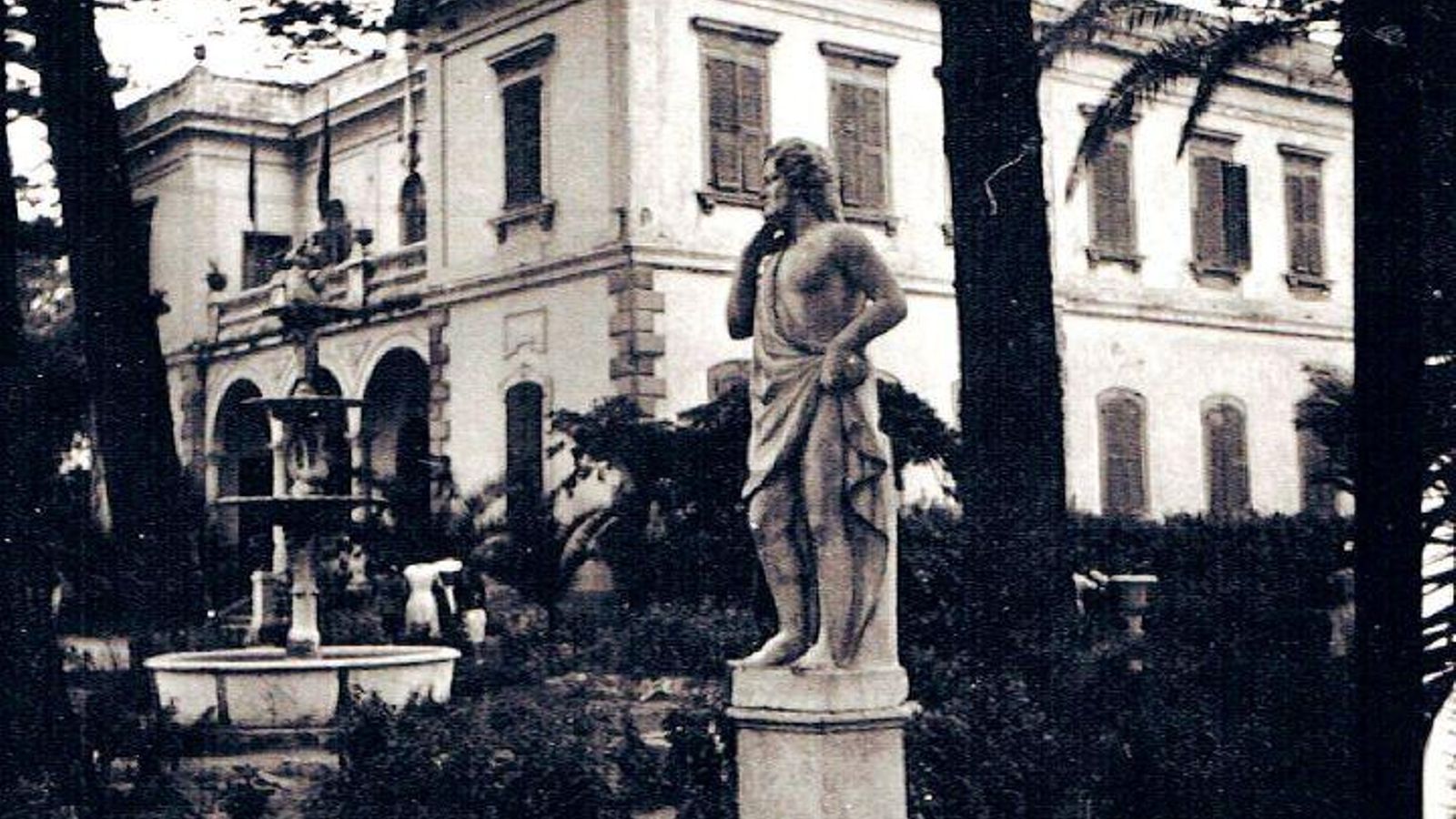 Una de las estatuas, con la Villa de San José al fondo.