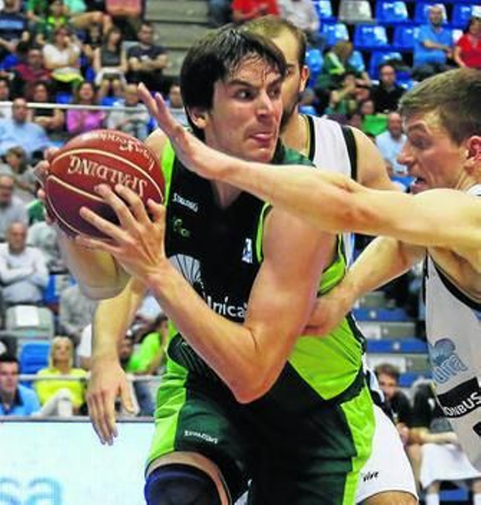 Suárez es defendido por dos jugadores del Río Natura Monbús.