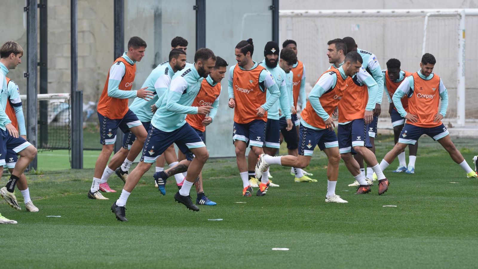 El Betis se ejercita en la Ciudad Deportiva Luis del Sol.