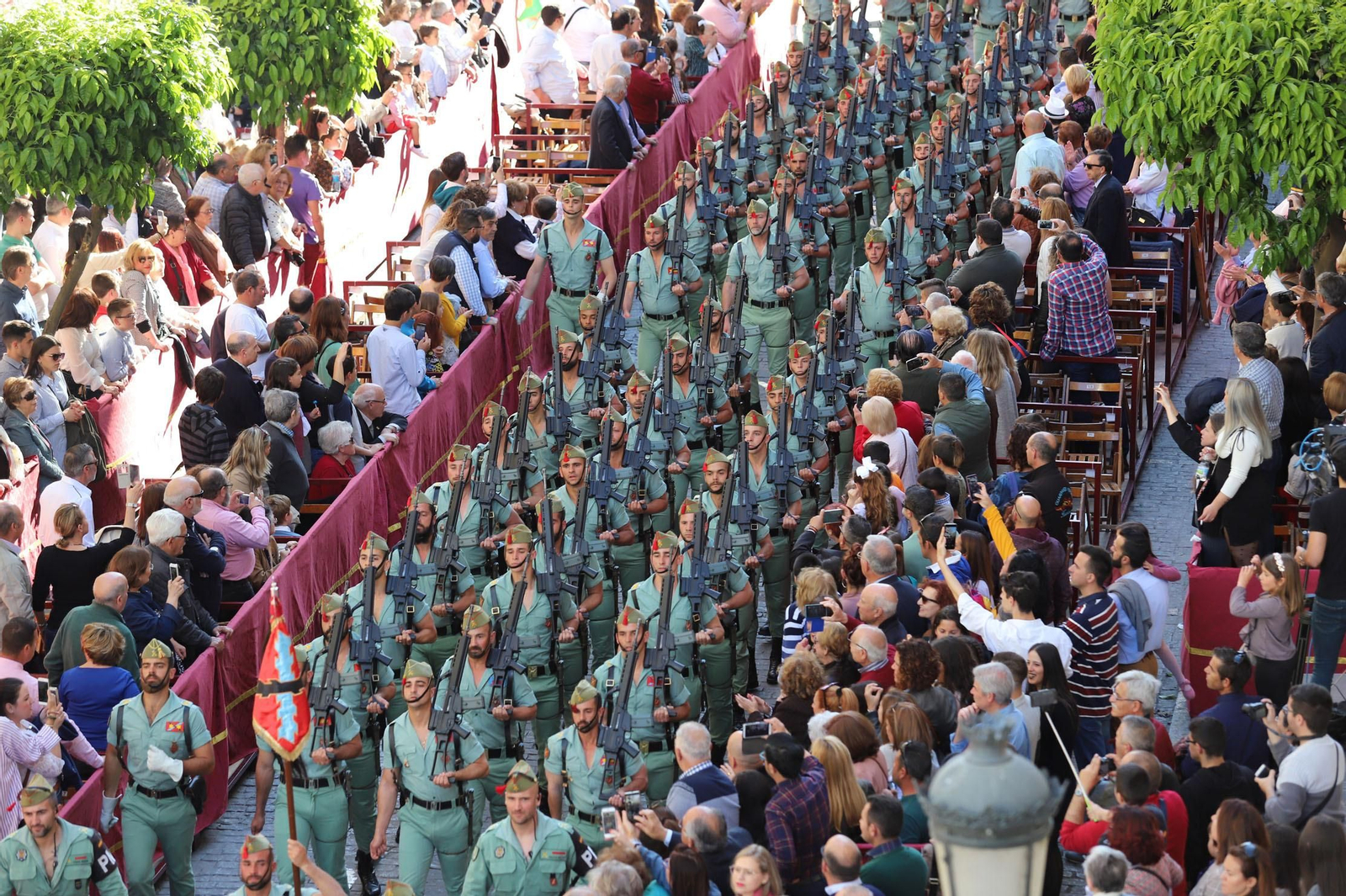 Procesión del Cristo de la Vera Cruz, escoltado por la Legión en las calles de Huelva