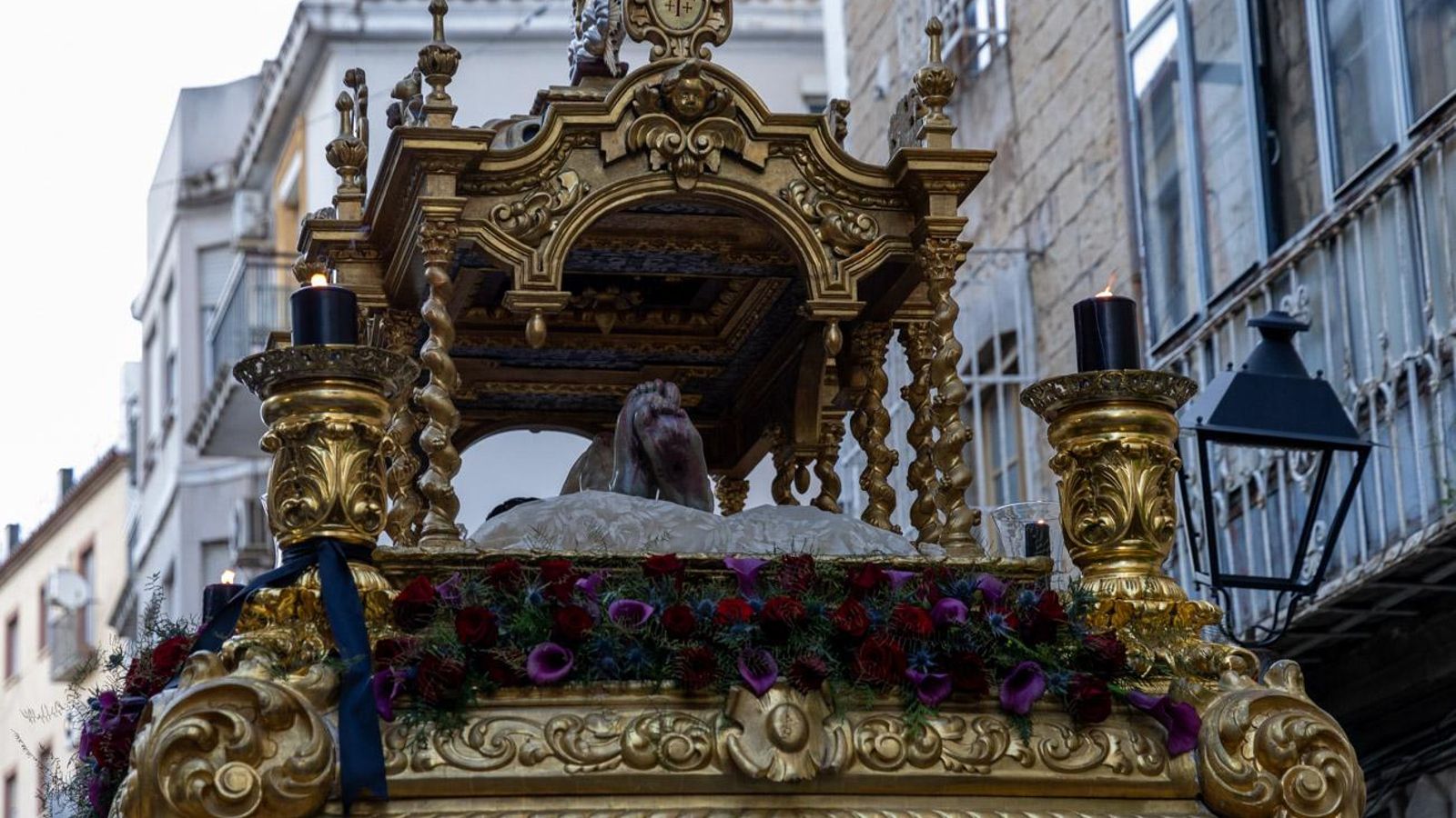 Luto y duelo en la noche del Viernes Santo, en imágenes