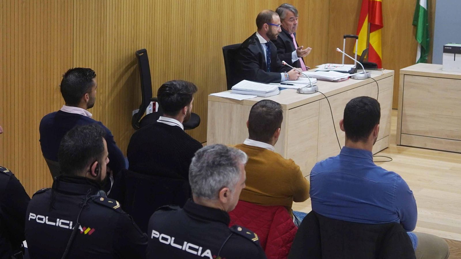 Los miembros de La Manada, Manuel Guerrero, Jesús Escudero, José Ángel Prenda y Alfonso Jesús Cabezuelo, sentados en la  sala de la  Audiencia de Córdoba