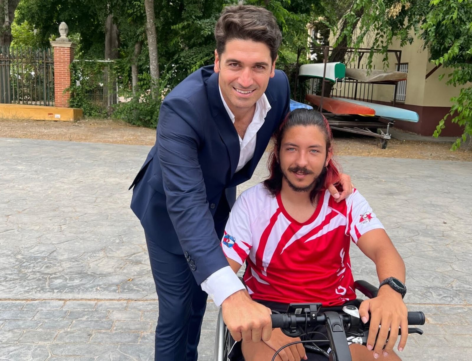 Javier Hernanz, presidente de la Real Federación Española de Piragüismo, junto a Adrián, un joven afectado por una enfermedad mitocondrial.