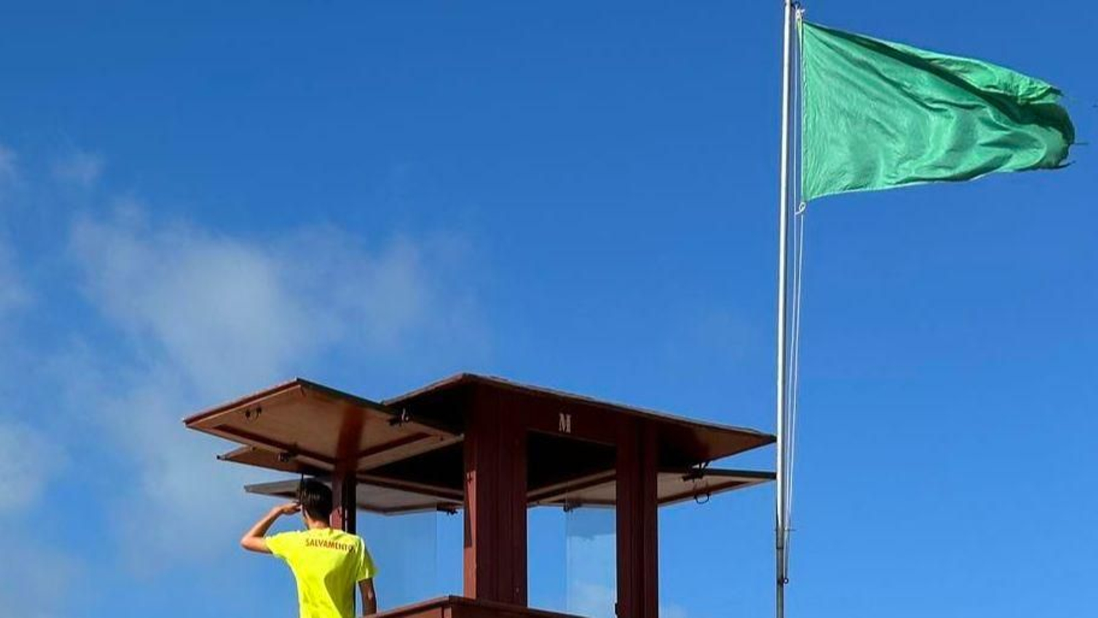 La bandera verde ya ondea en las playas portuenses.