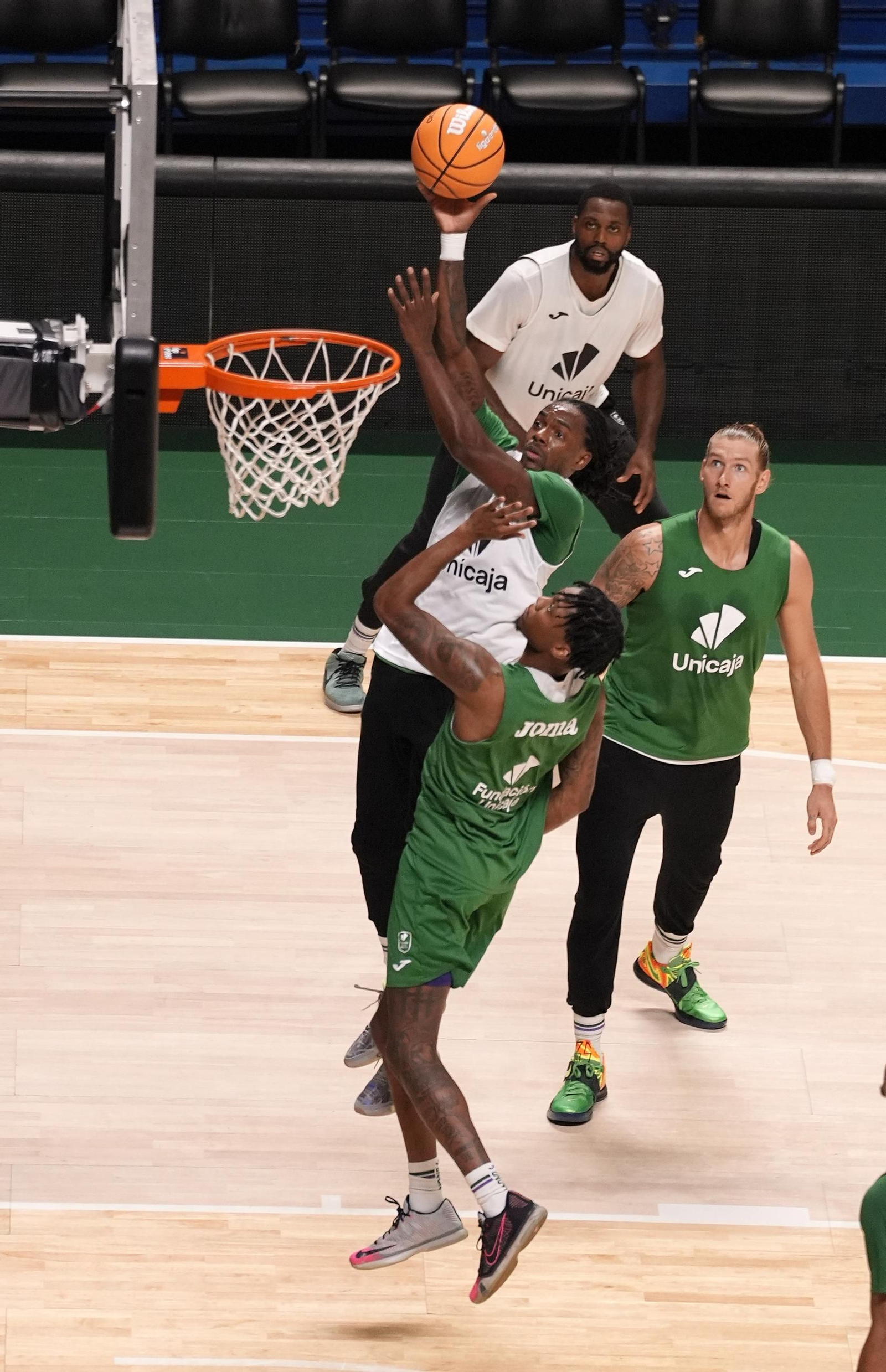 El Unicaja trabaja en el Carpena y enfila el derbi