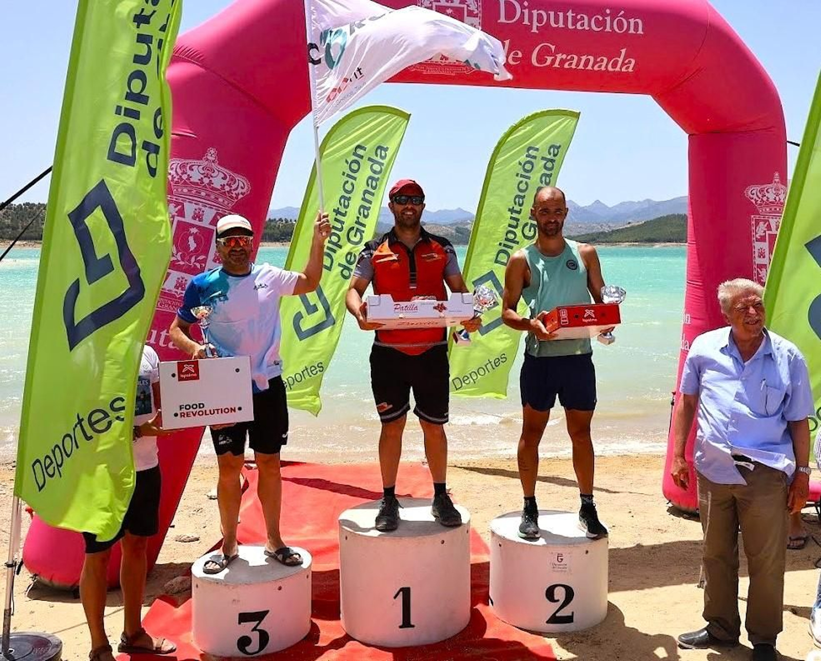 Rubén Gutiérrez, a la izquierda, en el pódium.