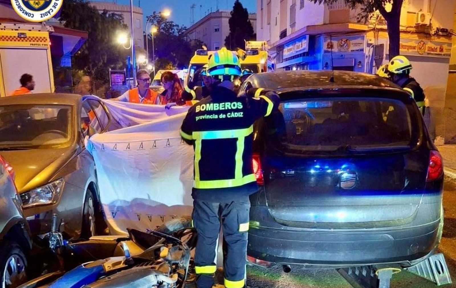 Bomberos actuando en el lugar del accidente esta mañana en Cádiz.