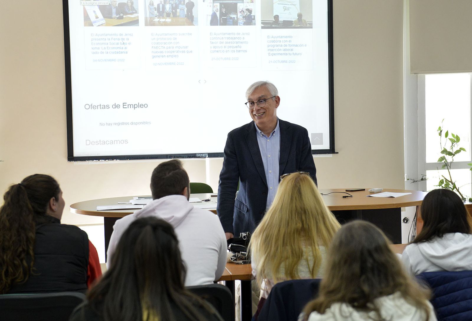 El delegado de Educación, Juan Antonio Cabello, con el alumnado del Romero Vargas.