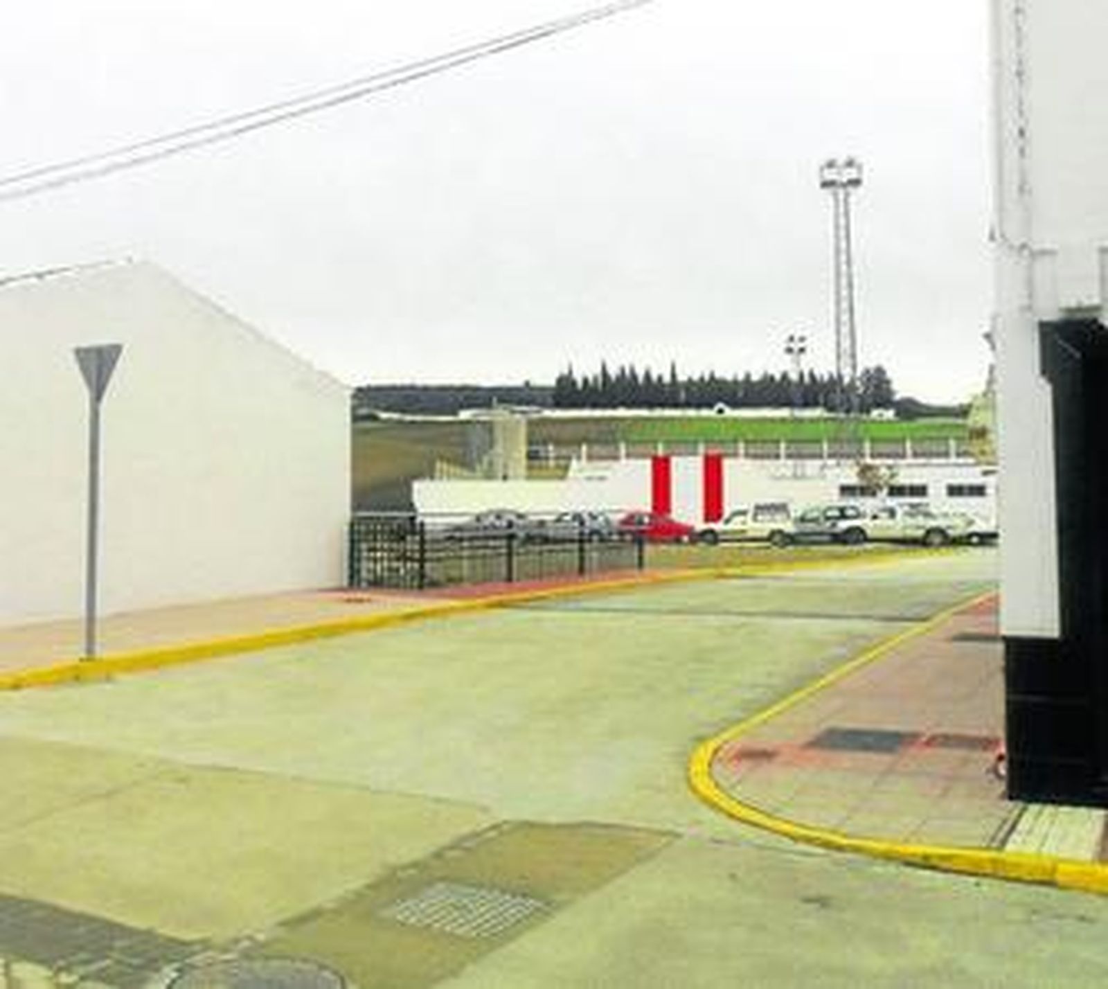 Vista del nuevo acceso que da al campo de fútbol.