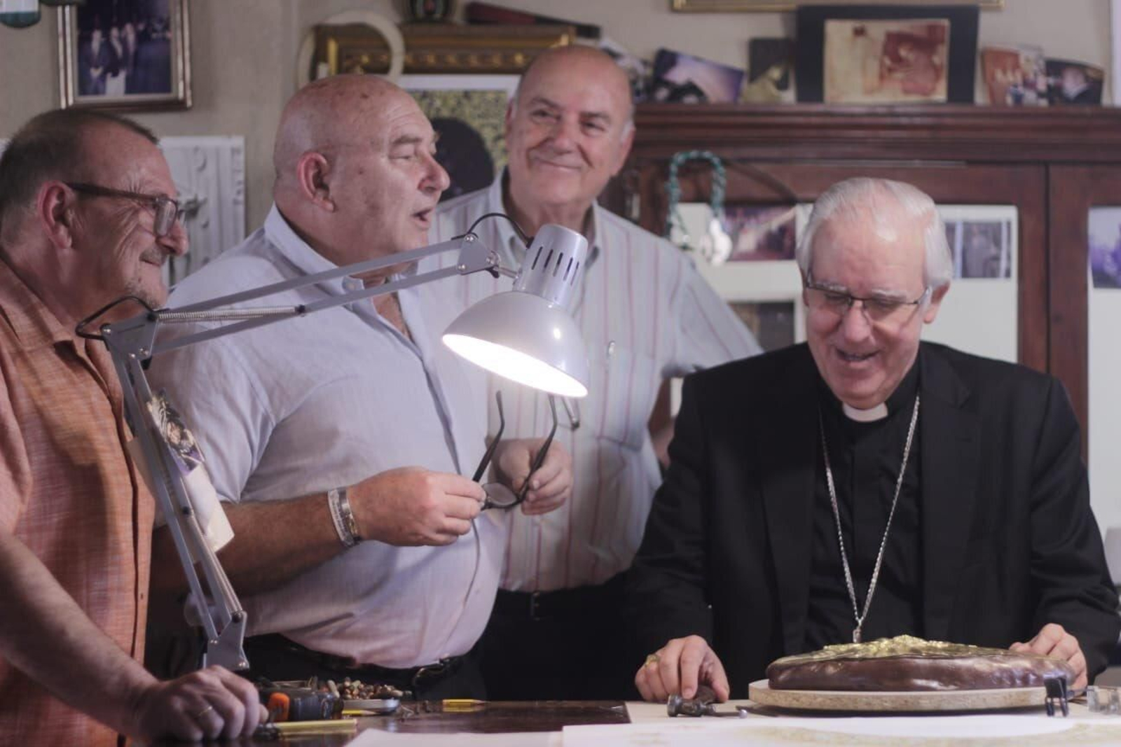 El arzobispo en el taller de los Hermanos Delgado