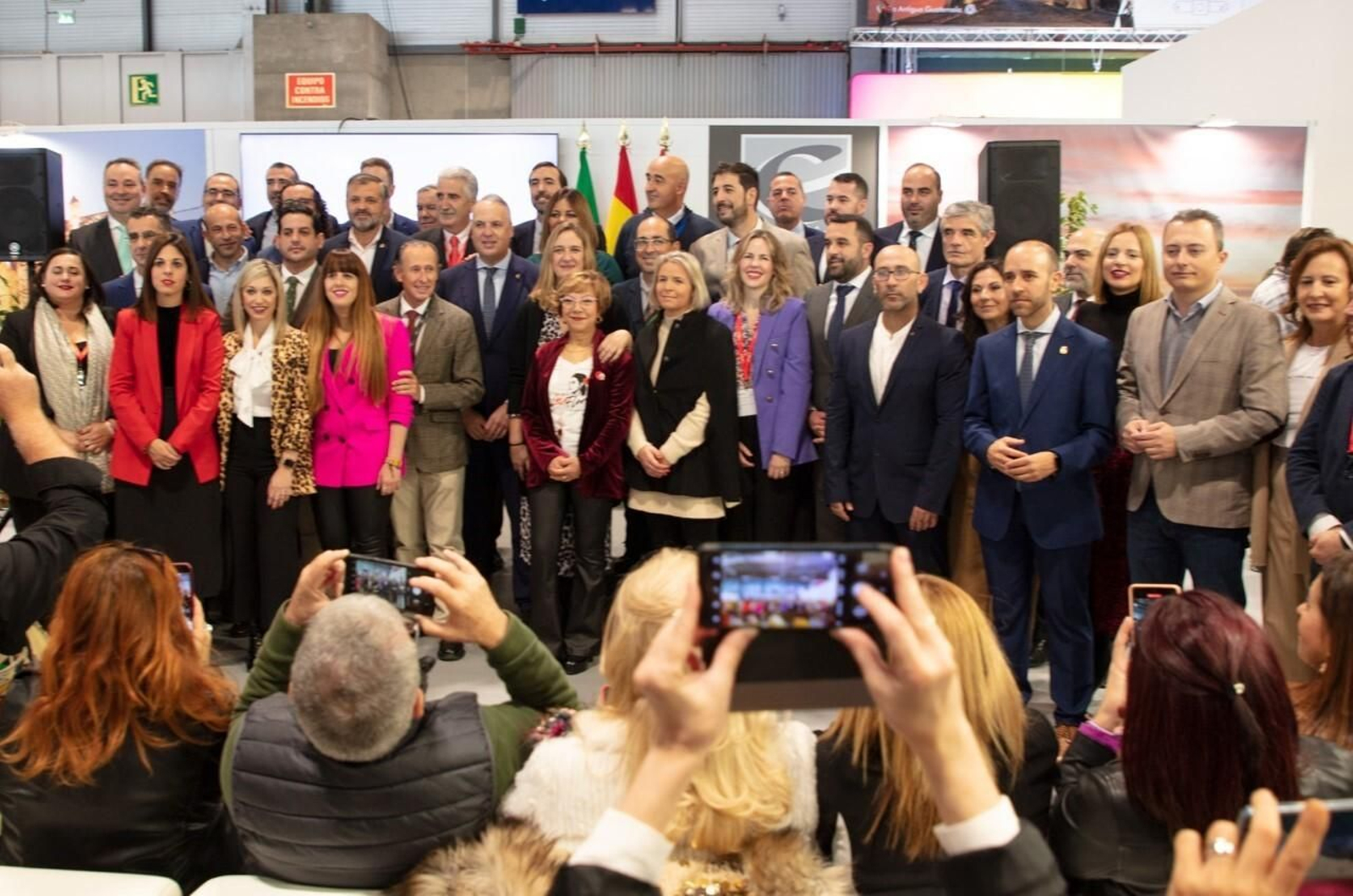 Foto del presidente de la Diputación y los alcaldes de la provincia en Fitur. Foto del presidente de la Diputación y los alcaldes de la provincia en Fitur.