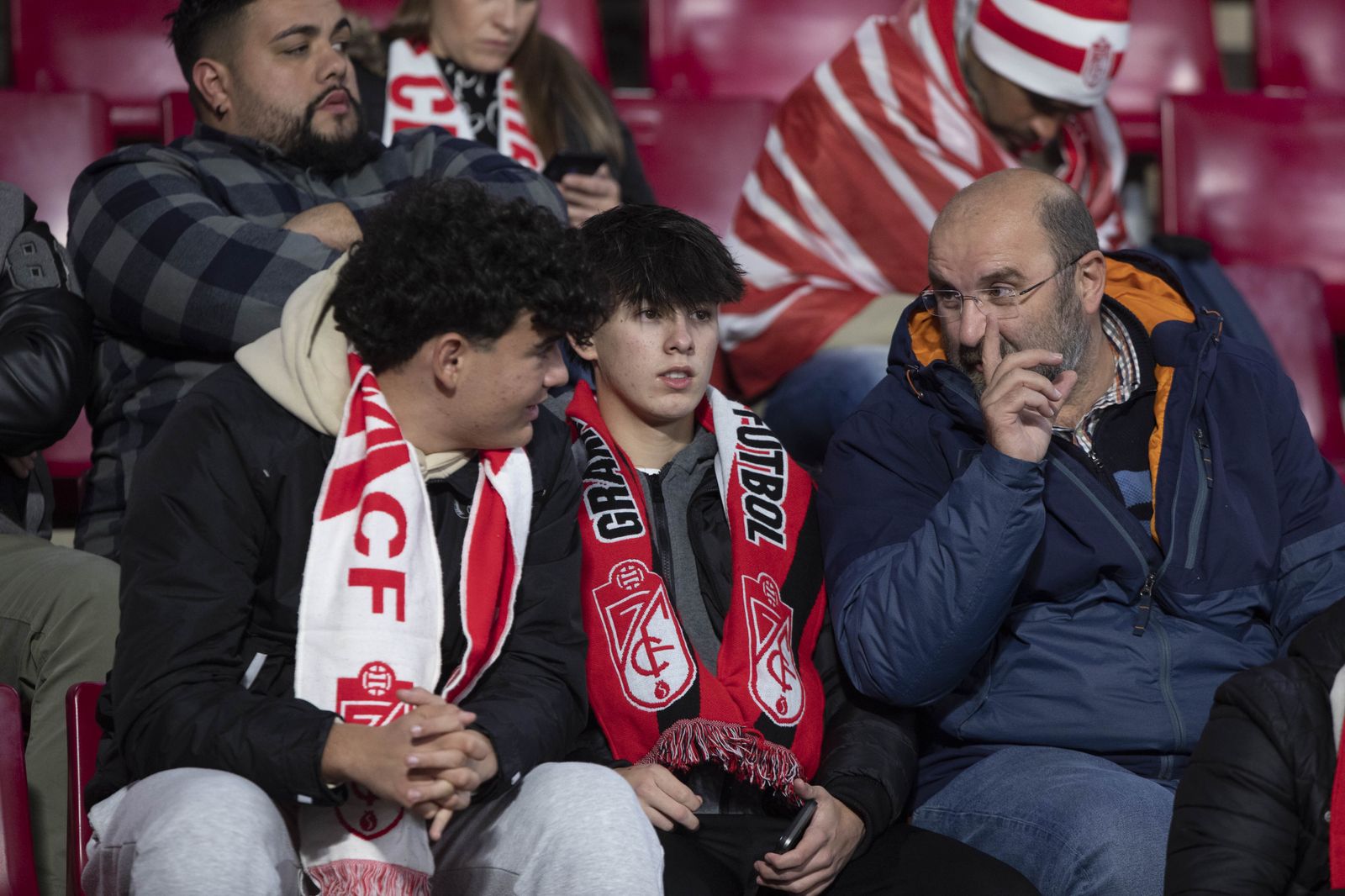 Encuéntrate en la grada de Los Cármenes en el Granada - Athletic Club