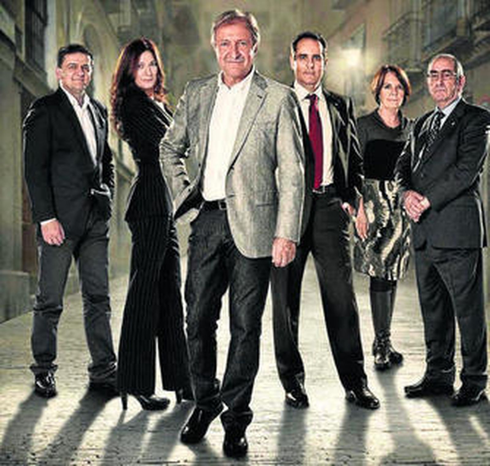 Paco Lobatón y los  colaboradores de su nuevo programa.