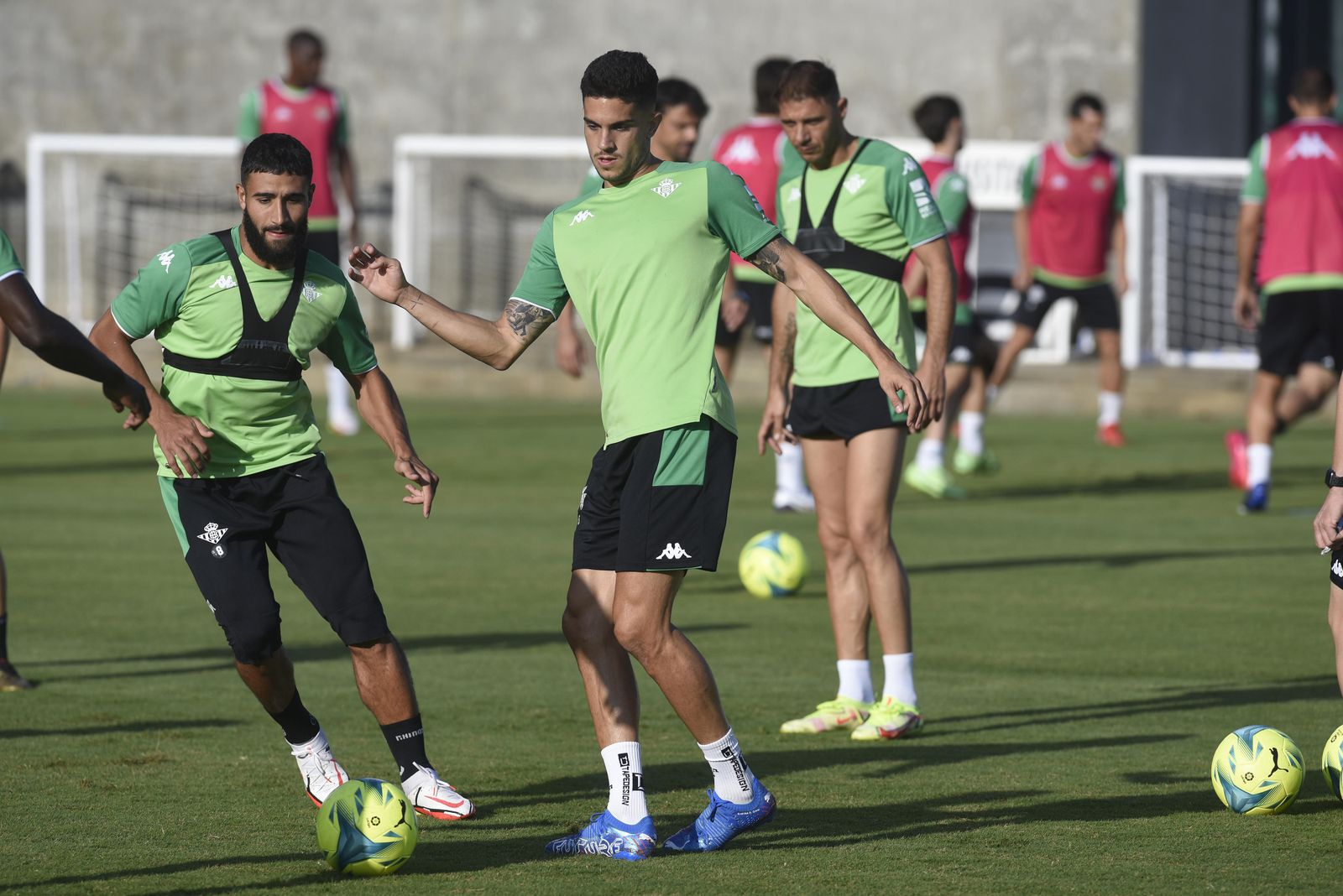Fekir se ejercita junto a Marc Bartra en la ciudad deportiva.