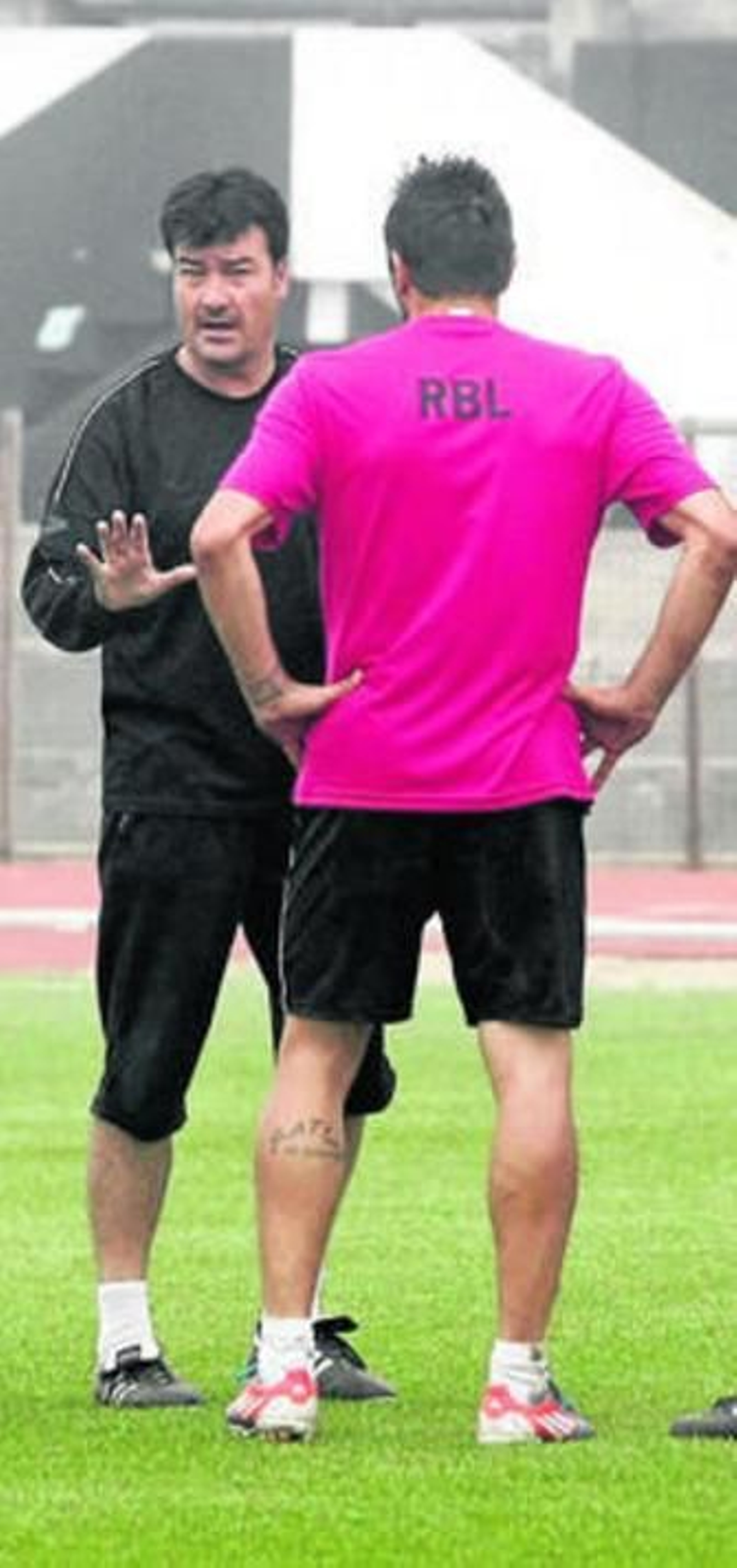 Rafa Escobar habla con sus jugadores en un entrenamiento.