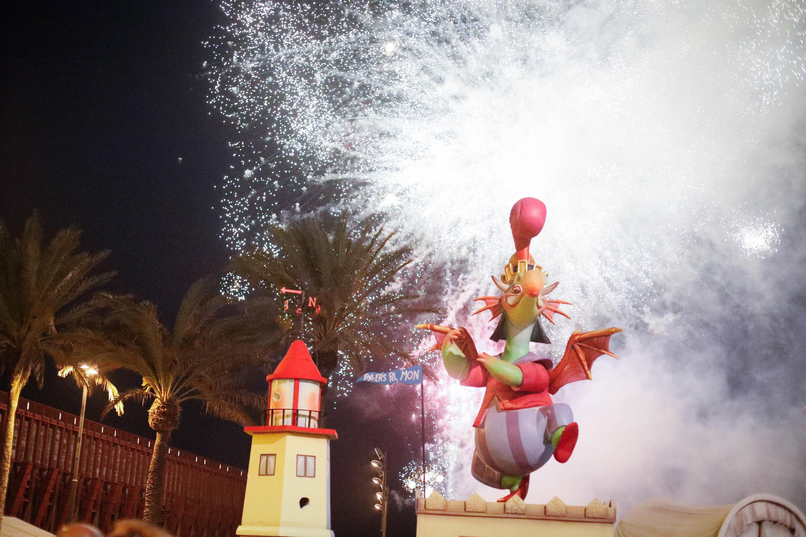 La cremá de las fallas cierra el ‘Fallers pel Món’ en imágenes