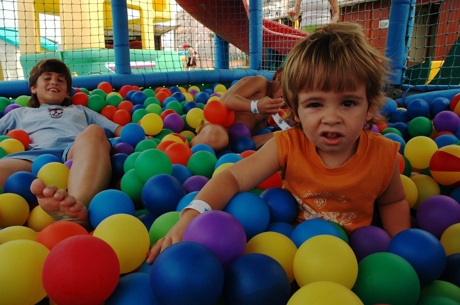 Una imagen de archivo de niños en un parque de bolas.