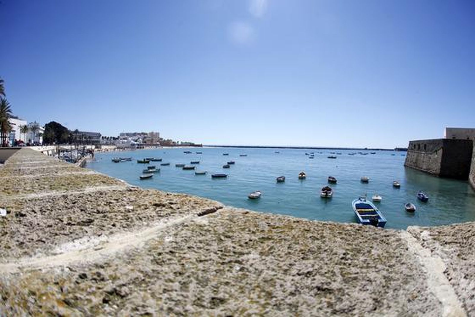 Desde primeras horas de la mañana, en la playa de la Caleta se han reunido miles de ciudadanos, dispuestos a disfrutar y fotografiar la marea del año./Jesús Marín

Foto: Julio Gonz?z/Jes?ar?