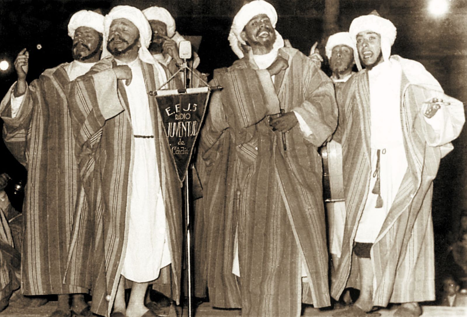 Paco Alba, delante a la izquierda, en su comparsa 'Los sarracenos'.